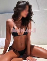 עסיסי, מטעה, מחפשת גבר