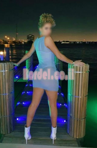 עסיסי, מטעה, מחפשת גבר