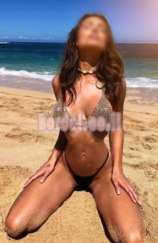 סקסית עם רגליים דקיקות וצרת המותניים