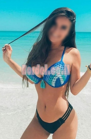 סקסית עם רגליים דקיקות וצרת המותניים