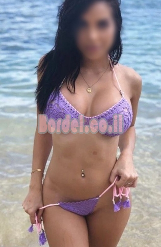 סקסית עם רגליים דקיקות וצרת המותניים